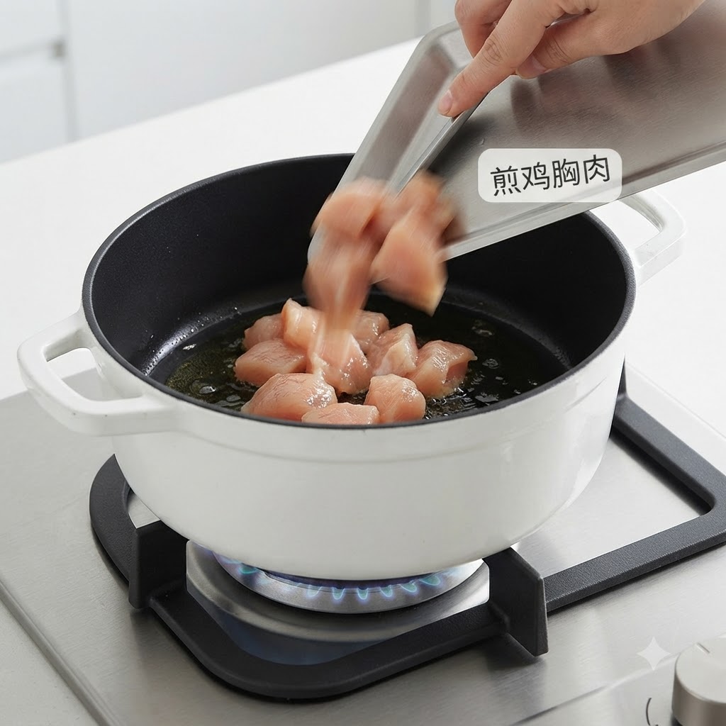 Trozos de pechuga de pollo en dados deslizándose desde una bandeja de metal hacia una olla caliente en una estufa de gas.