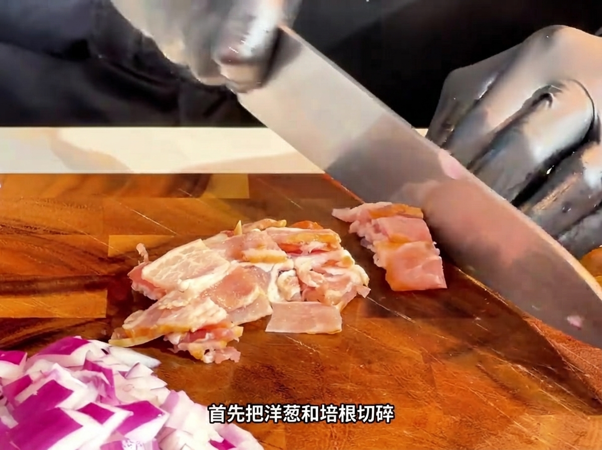 Un cuchillo cortando tocino crudo en tiras pequeñas sobre una tabla de cortar de madera.