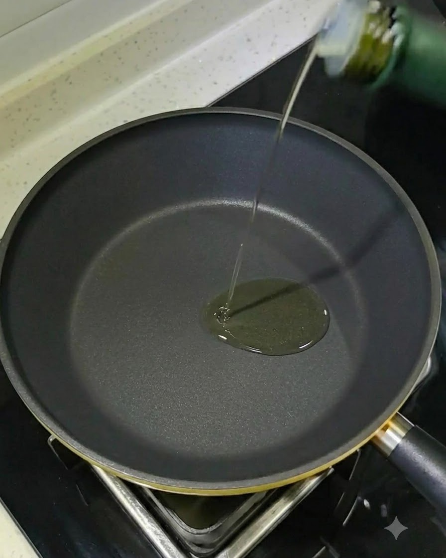 Camarones crudos siendo sellados en una sartén caliente con aceite hasta dorarse.