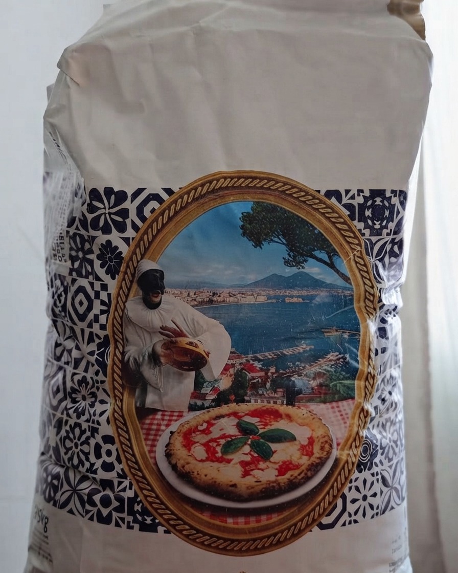 Una bolsa de harina para pizza tipo 00 Molini Ambrosio siendo abierta en preparación para la masa.