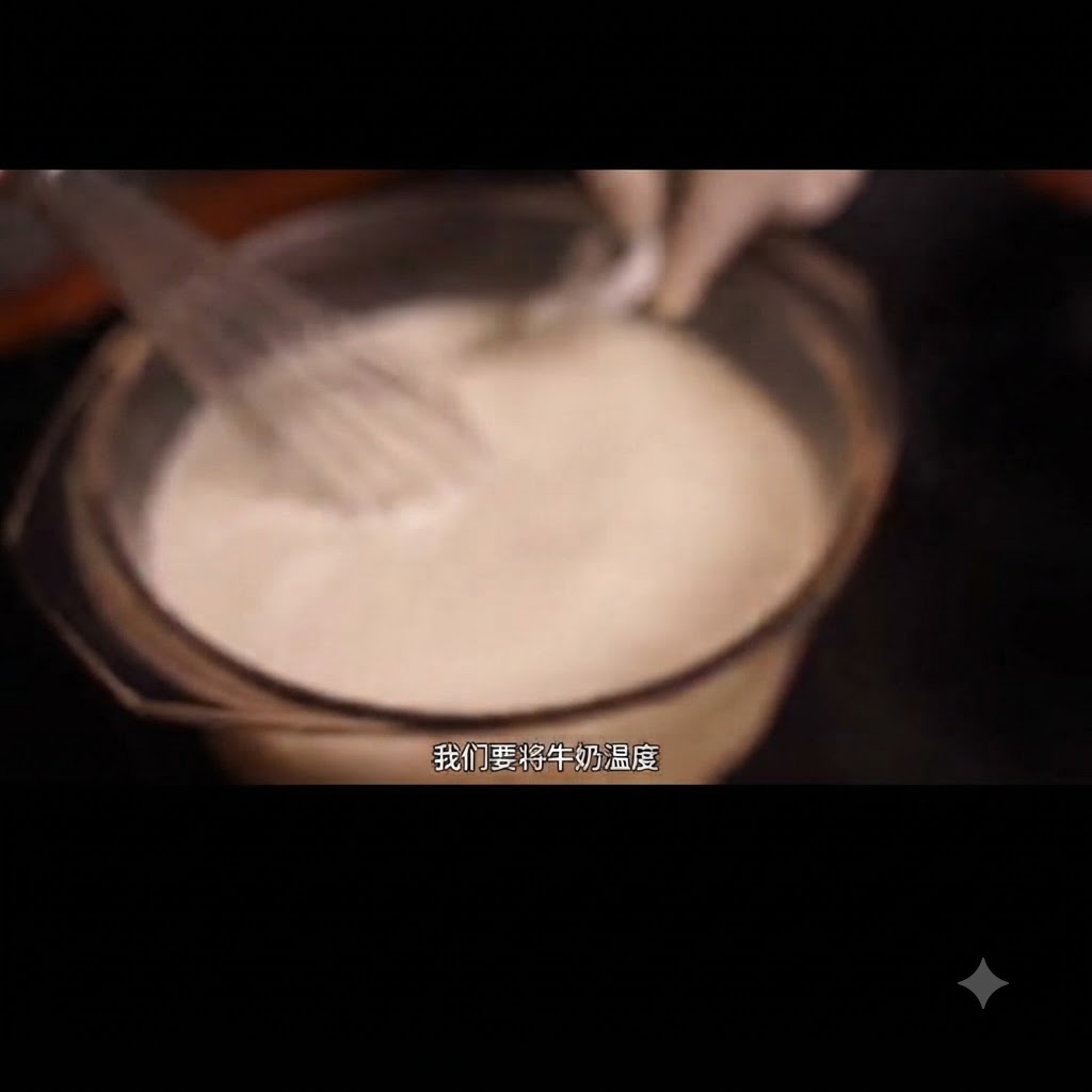 Leche siendo revuelta en un tazón de vidrio con un batidor de alambre y un termómetro insertado.