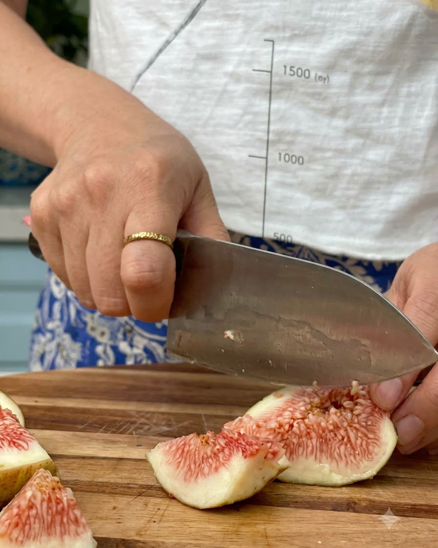 Higos picados dentro de un cazo con azúcar de coco y ron listos para cocinar a fuego lento.