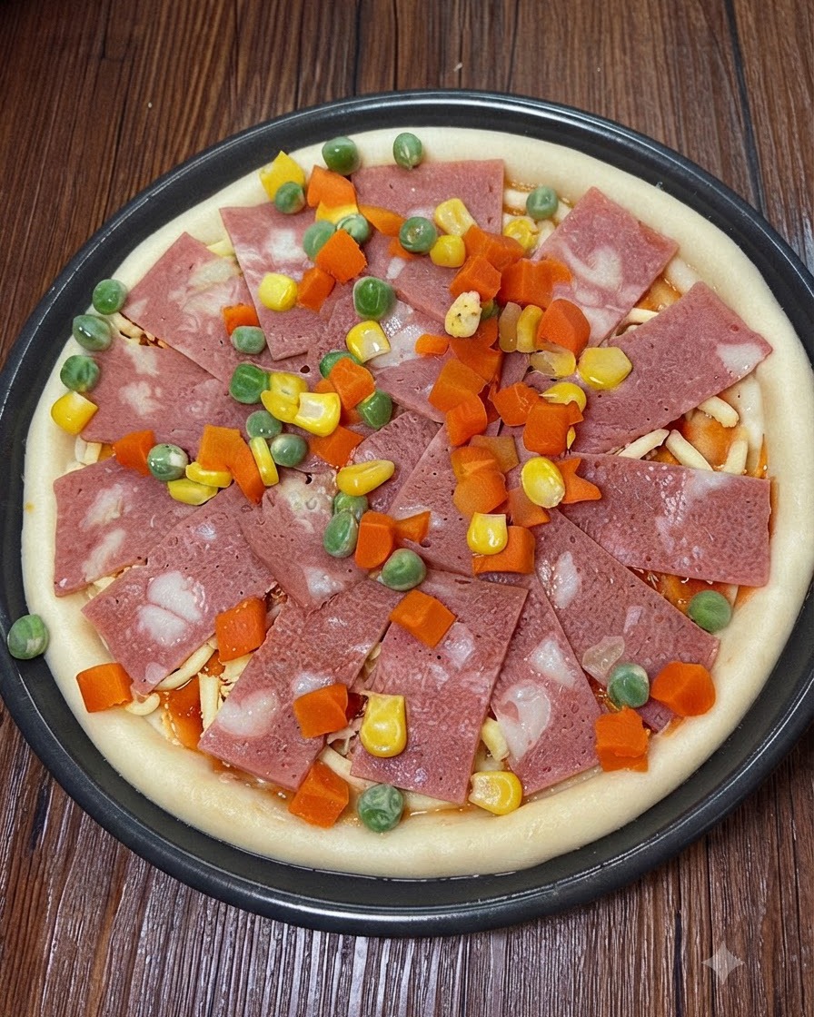 Más queso mozzarella rallado espolvoreado sobre los ingredientes de la pizza.