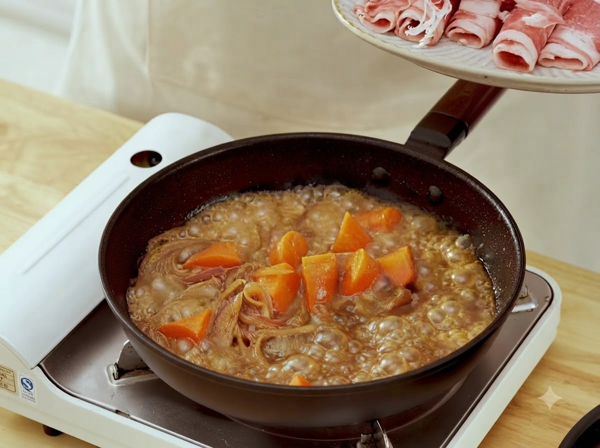 Delgadas rodajas de carne y floretes de brócoli verde siendo añadidos a una sartén hirviendo a fuego lento con zanahorias y salsa sabrosa.