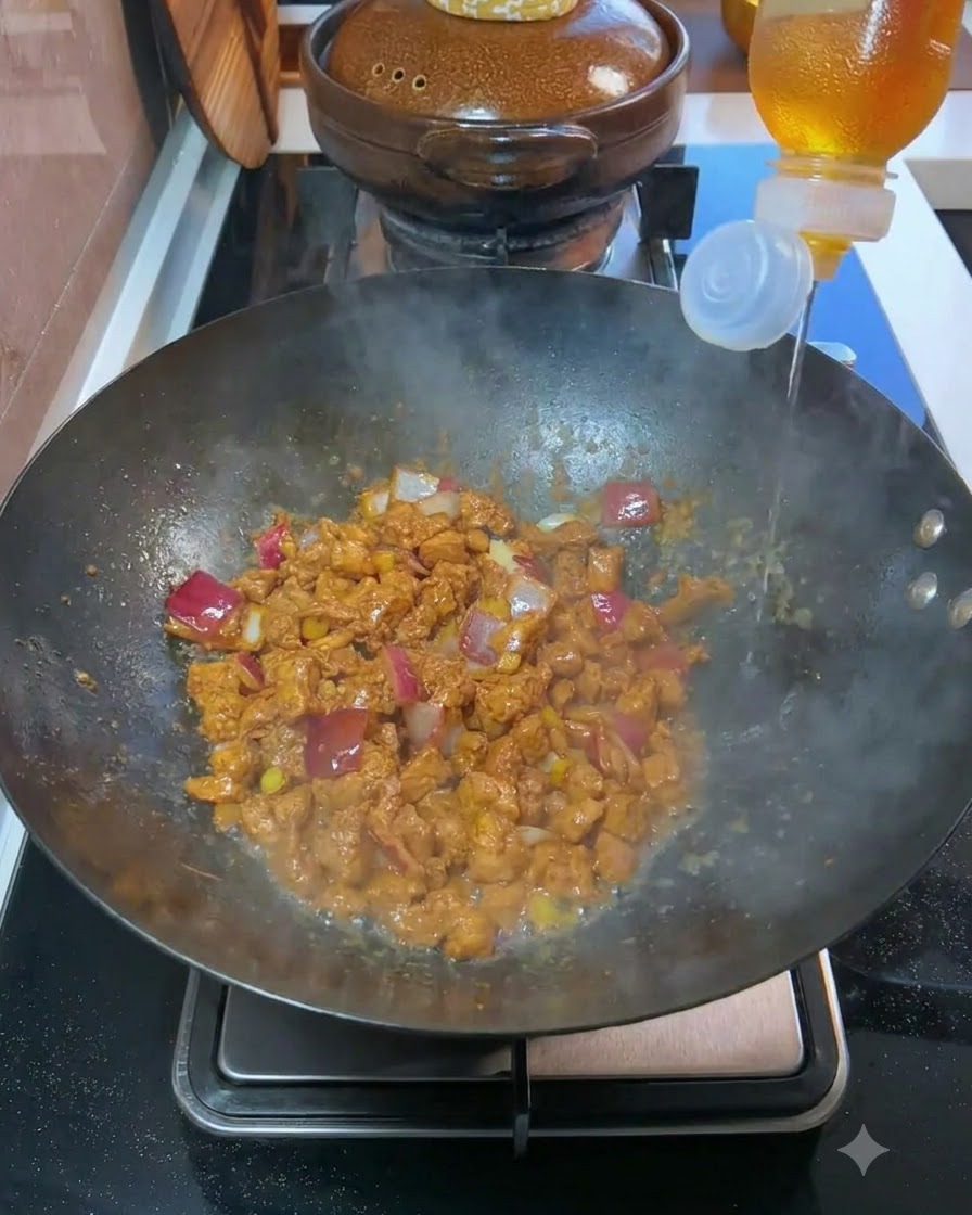 Vino de cocina siendo vertido desde una botella en un wok que contiene carne cocida y cebollas picadas.