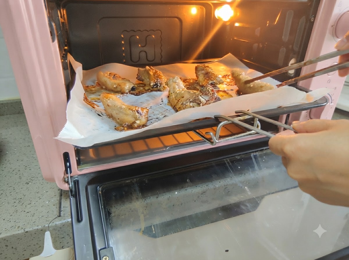 Costillas de cerdo siendo volteadas dentro del horno caliente usando unos palillos.