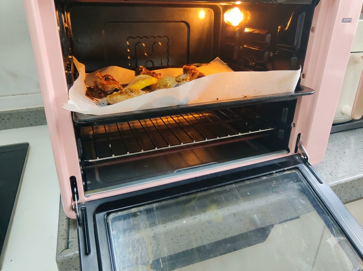 Rodajas de limón fresco colocadas en la bandeja de horno junto a las costillas de cerdo asadas.