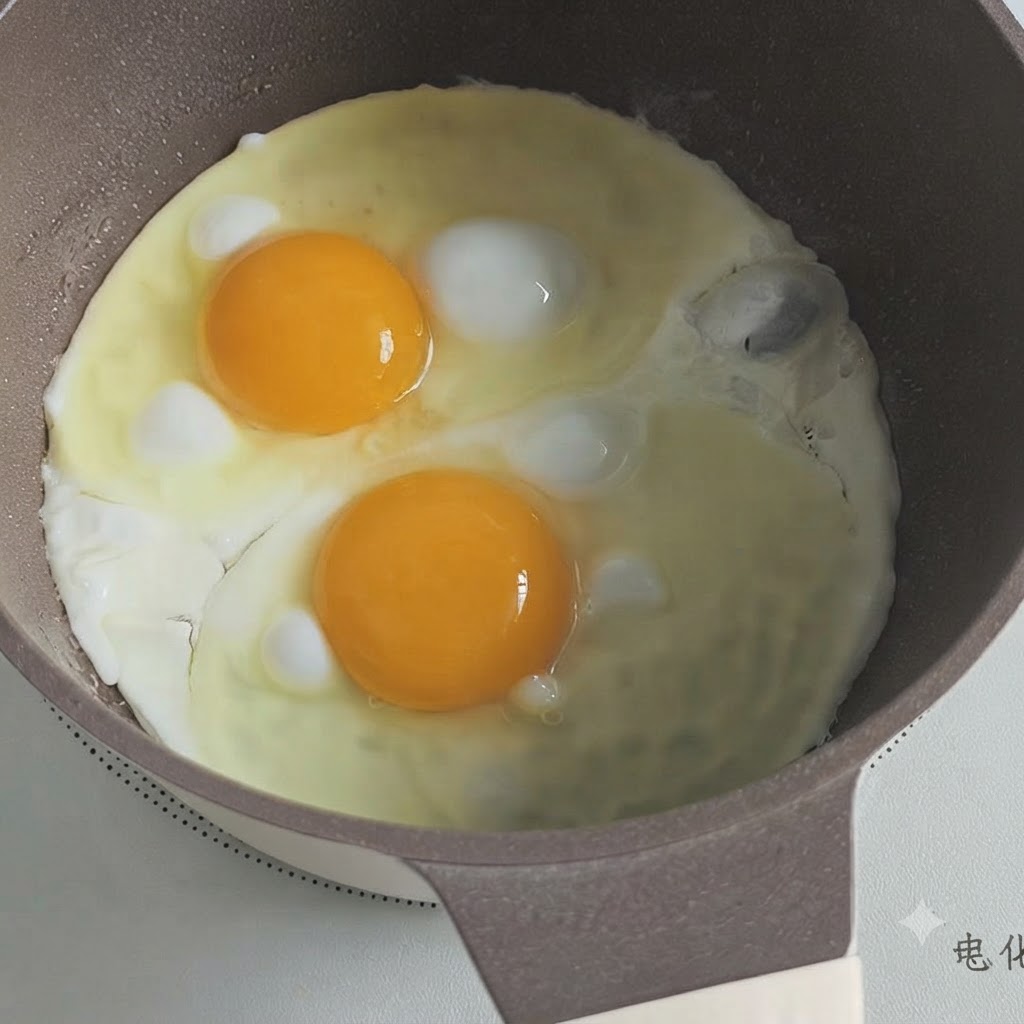 Dos huevos estrellados friéndose en una olla de cocina con los bordes empezando a cuajar.