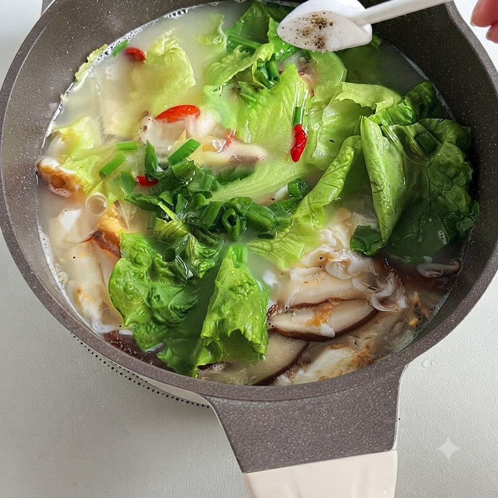 Sal y pimienta blanca siendo agitadas sobre una olla llena de sopa Sanxian de tofu.