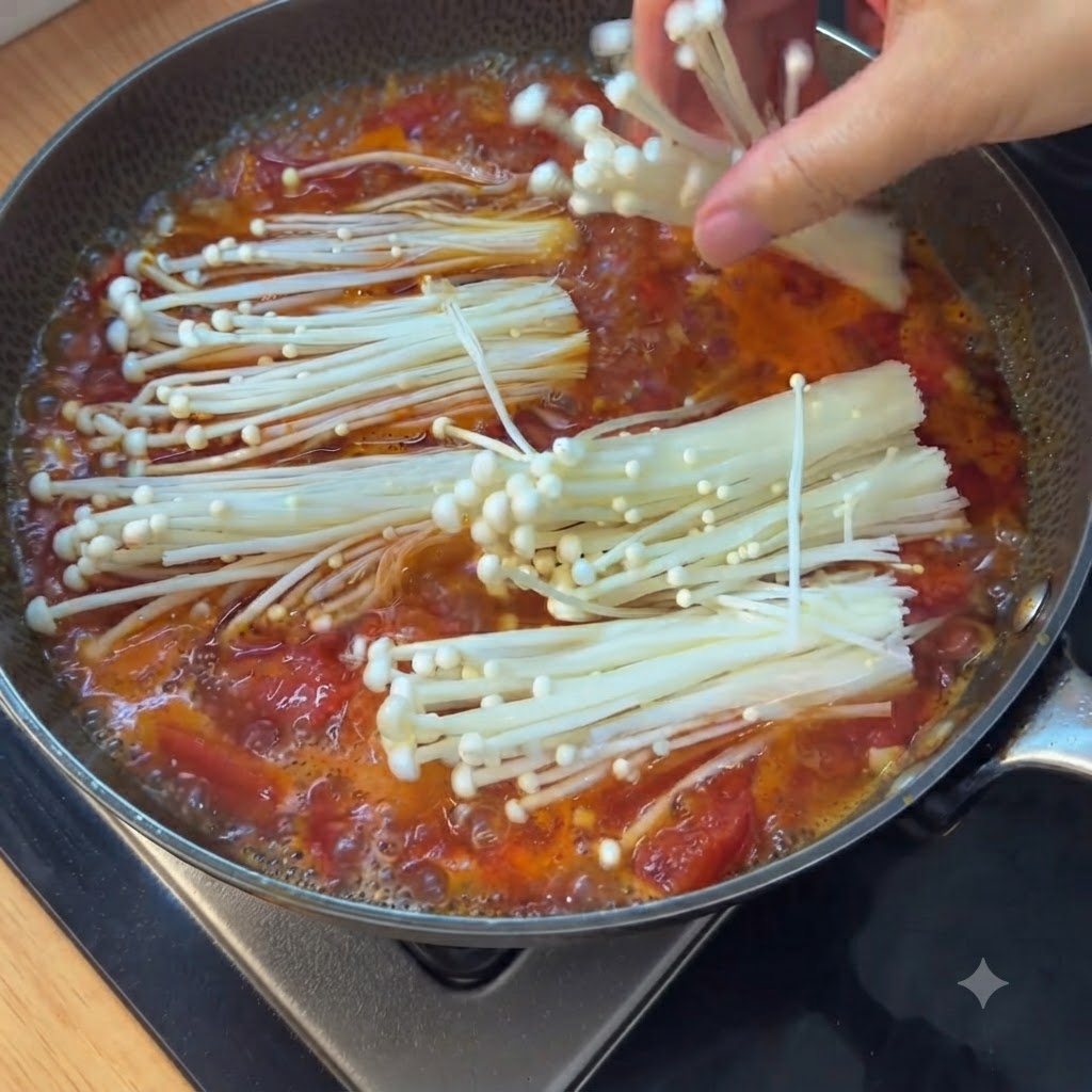 Trozos de huevo revuelto cocido siendo vertidos desde un plato a la olla de sopa.
