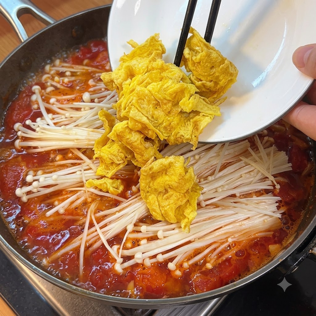 Cubos de tofu suave siendo añadidos a la olla de sopa hirviendo con setas y tomates.