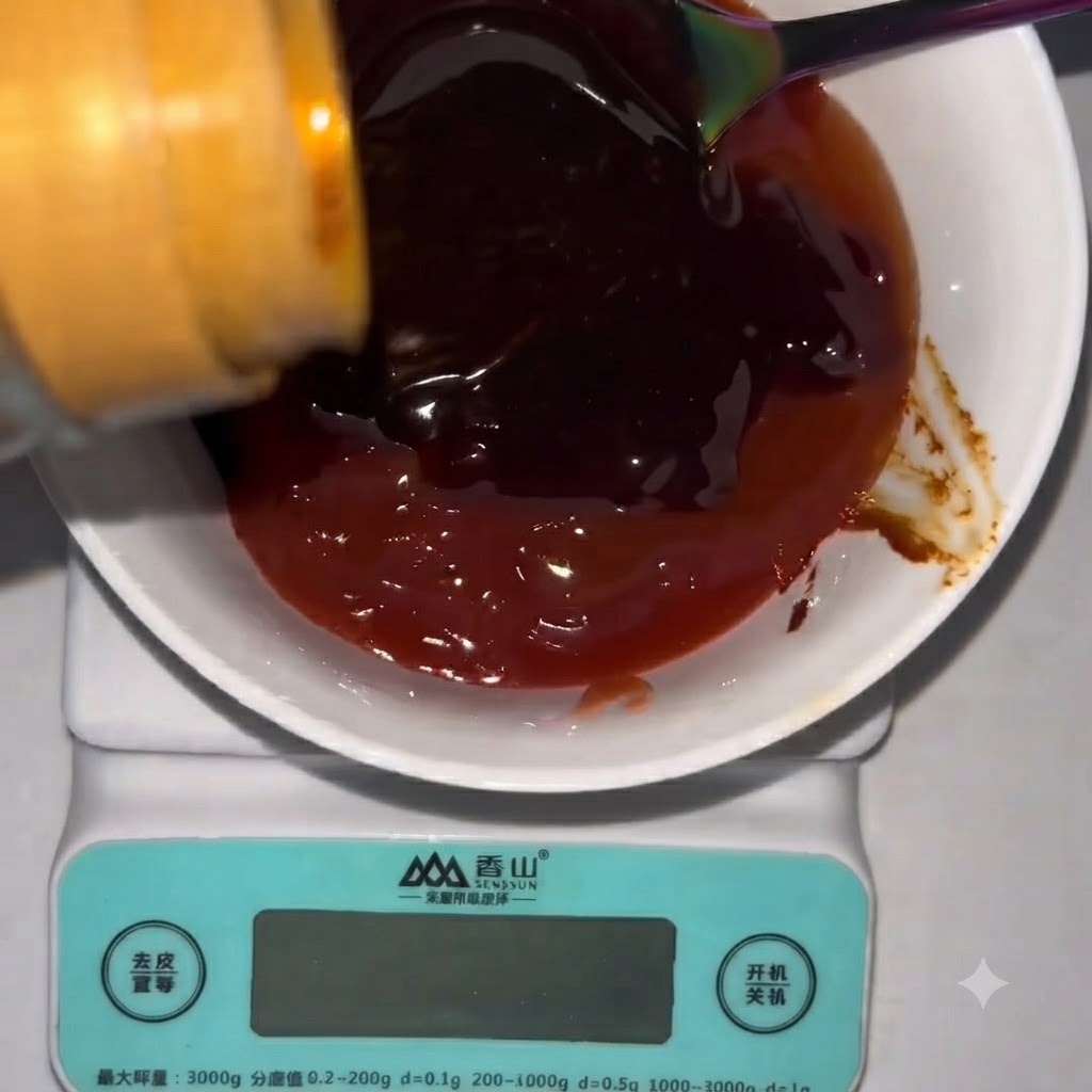 Una botella vertiendo líquido oscuro de salsa de soja ligera en el tazón mezclador sobre la báscula.