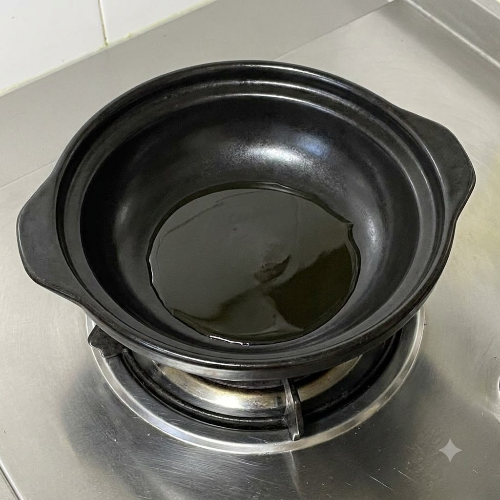 Cebollas de verdeo picadas chisporroteando en aceite caliente dentro de una olla de cerámica negra.