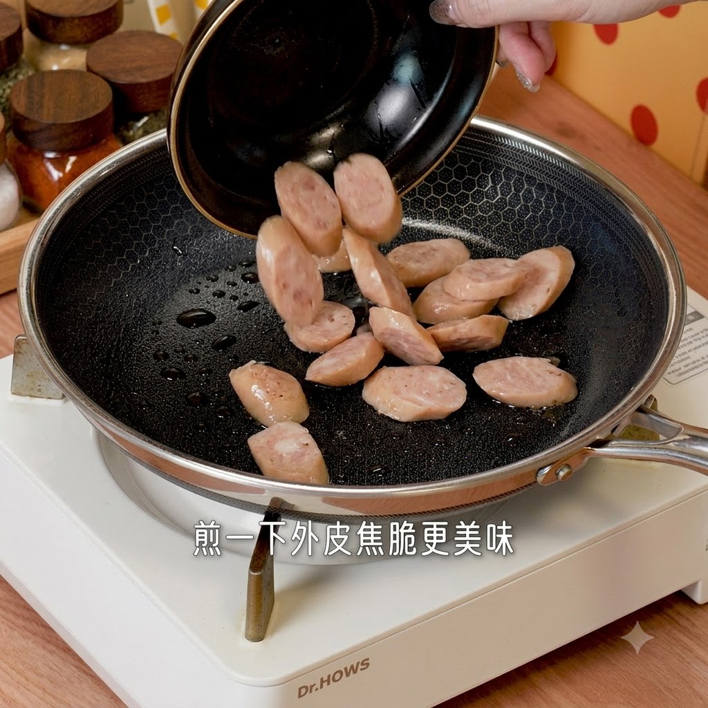 Rodajas de salchicha vertidas y salteadas en una sartén caliente hasta quedar crujientes.