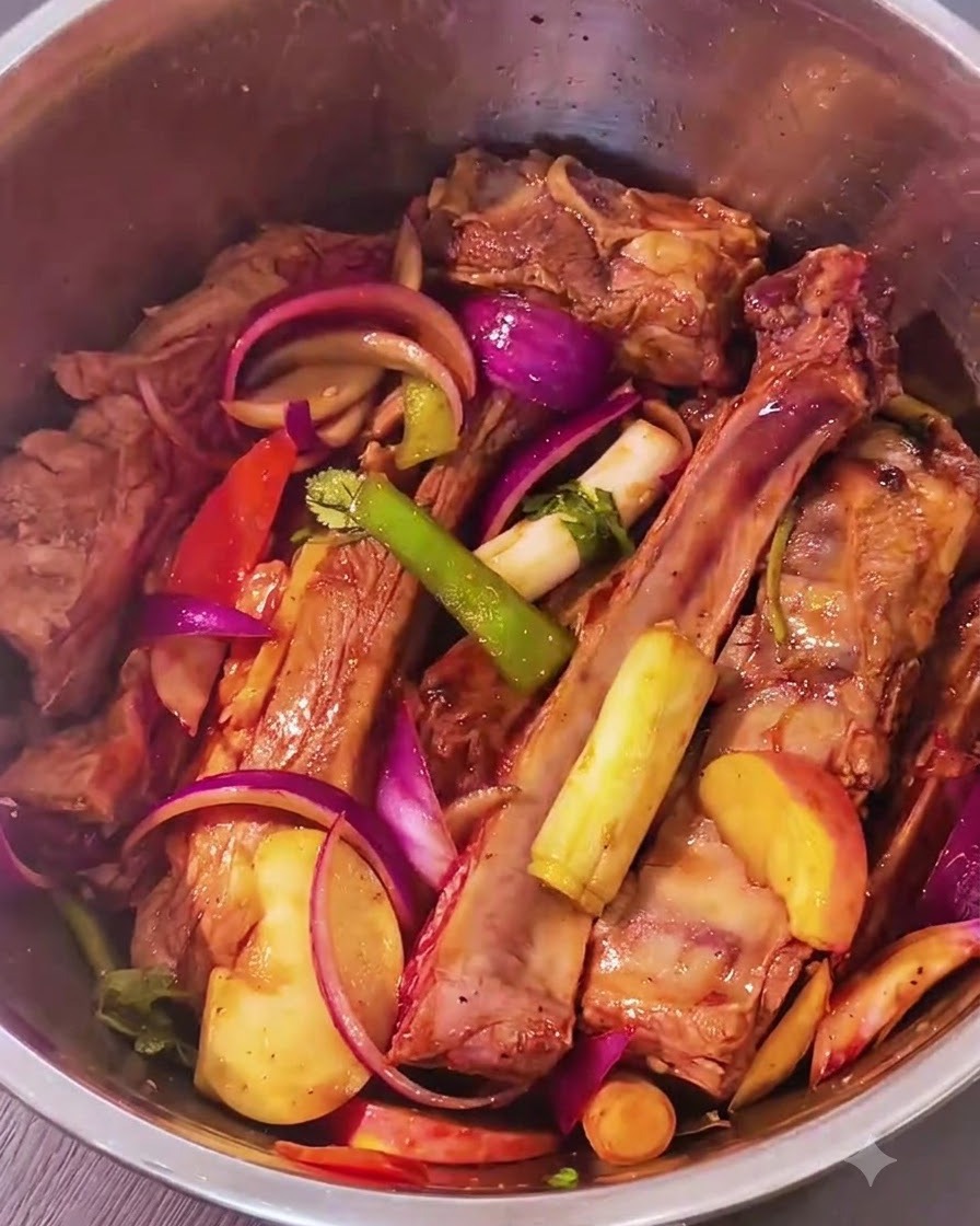 Aceite vegetal siendo vertido sobre las costillas de cerdo marinadas en un bol.