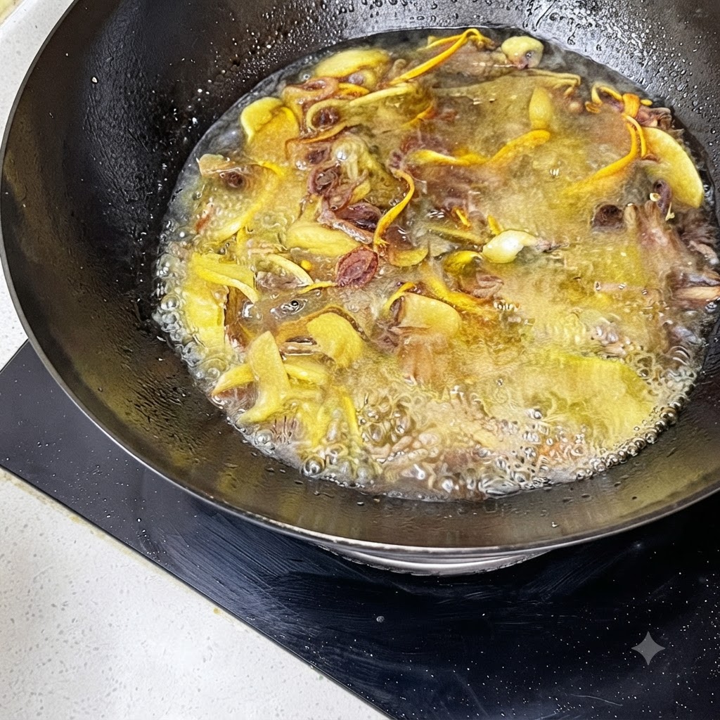 Una olla burbujeante de sopa de setas en un wok mientras la sal y la salsa de soja ligera se mezclan en el líquido dorado.