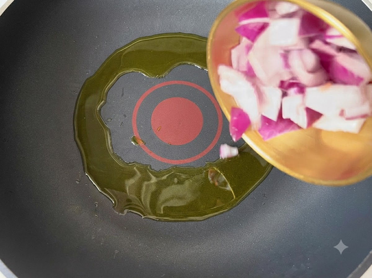 Cebollas moradas picadas friéndose en aceite caliente dentro de un wok.
