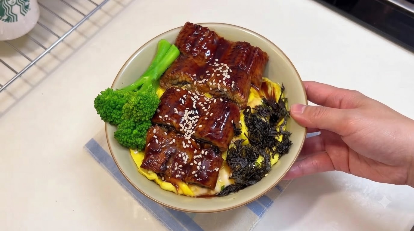 Tazón de Arroz con Anguila Kabayaki y Huevos Revueltos (Unadon)