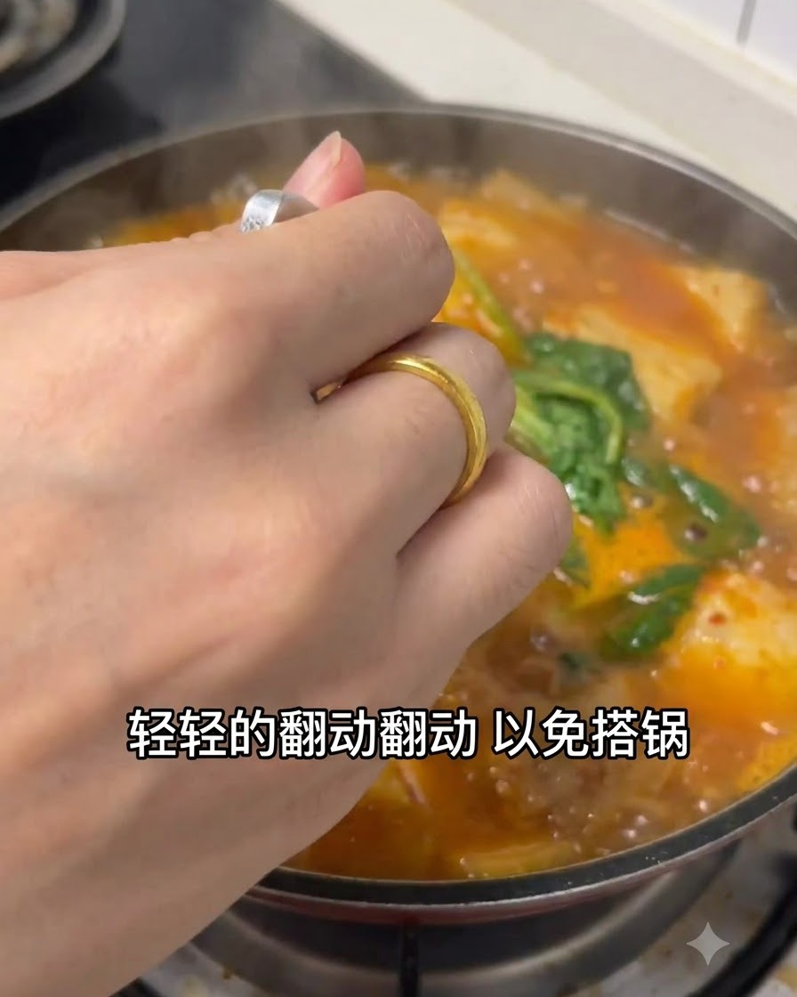 Una mano usando una cuchara para remover suavemente el estofado naranja burbujeante en una olla.