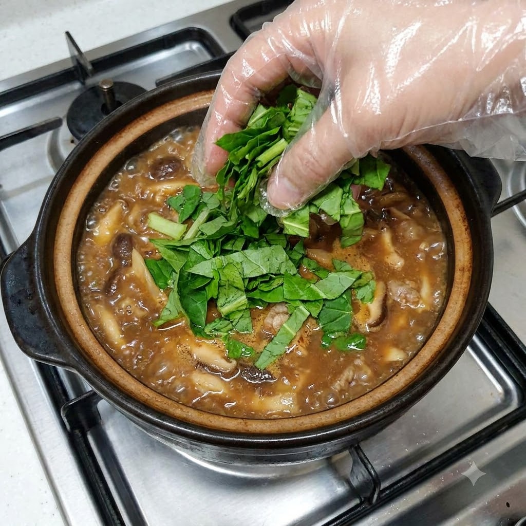 Verduras verdes picadas siendo añadidas a una olla de estofado marrón burbujeante.