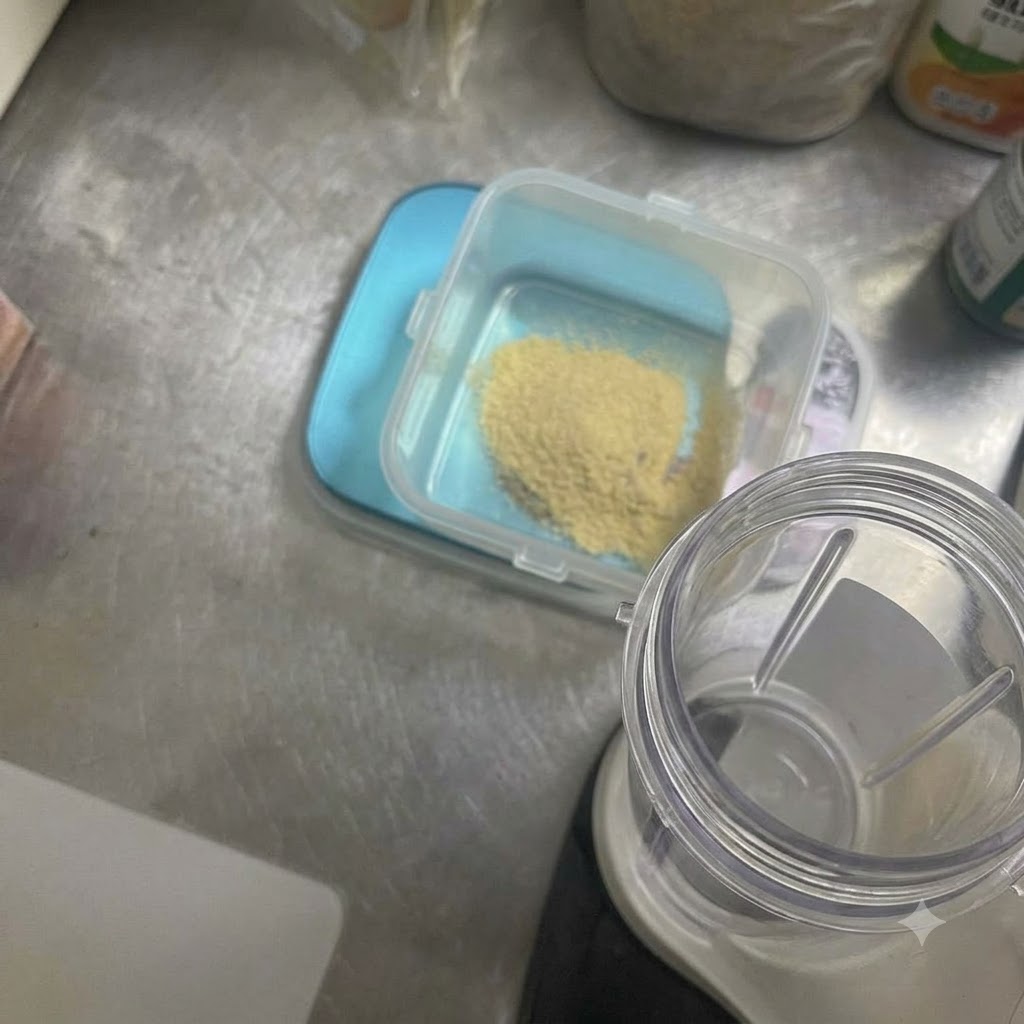 Ajo en polvo añadido a la mezcla de especias dentro de un recipiente de plástico.