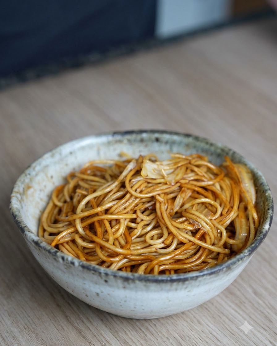 Rodajas de champiñones shiitake cocinándose en una sartén caliente con aceite hasta que se doren ligeramente.