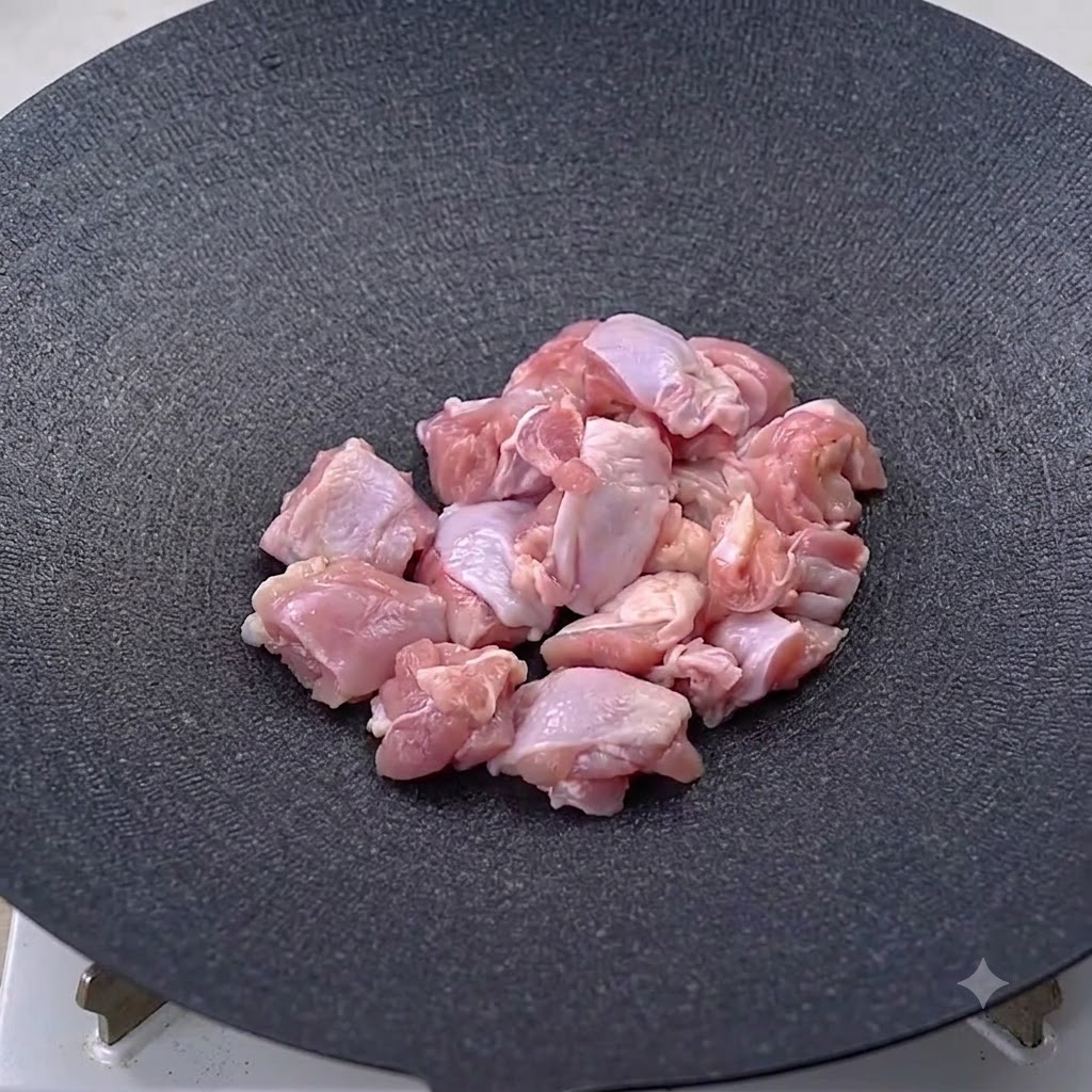 Trozos crudos de contramuslo de pollo dentro de una sartén negra.